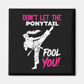 Don't Let The Ponytail Fool You Karate Funny Karat Magnet (Vorne)