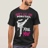 Don't Let The Ponytail Fool You Karate Funny Karat T-Shirt (Vorderseite)