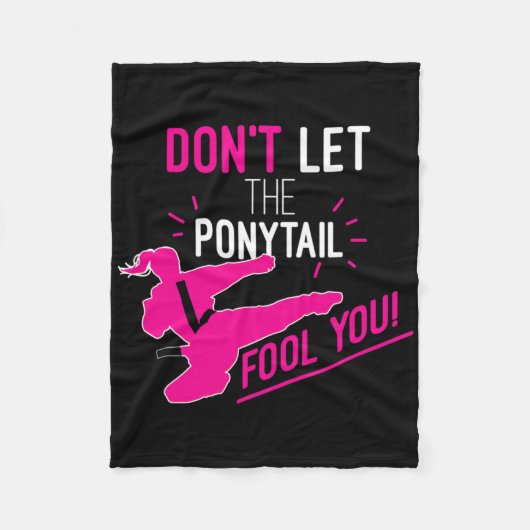 Don't Let The Ponytail Fool You Karate Girl Funny  Fleecedecke (Vorderseite)