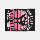 Don't Let The Ponytail Fool You Martial Art Karate Fleecedecke (Vorderseite (Horizontal))