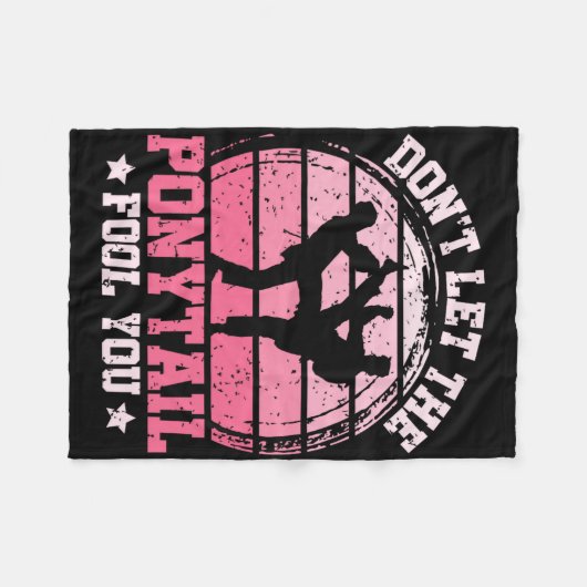 Don't Let The Ponytail Fool You Martial Art Karate Fleecedecke (Vorderseite (Horizontal))
