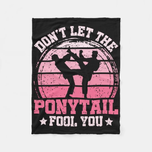 Don't Let The Ponytail Fool You Martial Art Karate Fleecedecke (Vorderseite)