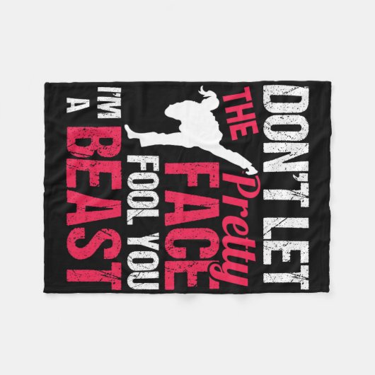 Dont Let The Pretty Face Fool You Im Beast Karate  Fleecedecke (Vorderseite (Horizontal))