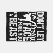 Dont Let The Pretty Face Fool You Karate Taekwondo Fleecedecke (Vorderseite (Horizontal))