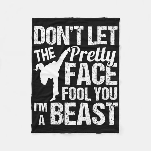 Dont Let The Pretty Face Fool You Karate Taekwondo Fleecedecke (Vorderseite)