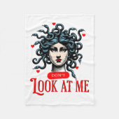 Don't Look At Me Medusa Snake Woman Funny Quote Gi Fleecedecke (Vorderseite)
