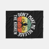 Dont Make Me Release The Kraken Sea Monster Octop  Fleecedecke (Vorderseite (Horizontal))