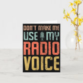 Don't Make Me Use My Radio Voice Funny Quote Retro Karte (Gelbe Blume)