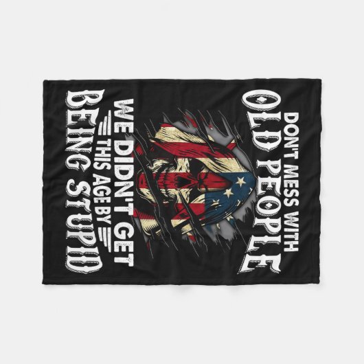 Don't Mess With Old People We Didn't Get This Age  Fleecedecke (Vorderseite (Horizontal))