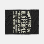 Don't Off Old People The Older We Get The Less Lif Fleecedecke (Vorderseite (Horizontal))