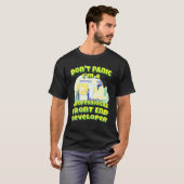 Dont Panic ist ein Beruflicher Front End-Entwickle T-Shirt (Vorne ganz)