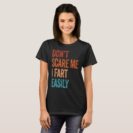Don't Scare Me I Fart Easily Bathroom Adult Humor T-Shirt (Vorne ganz)