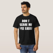 Dont Scare Me I Piss Easily Sarcastic Halloween T-Shirt (Vorne ganz)