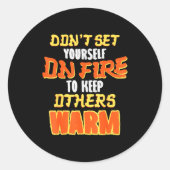 Don't Set Yourself On Fire To Keep Others Warm  Runder Aufkleber (Vorderseite)
