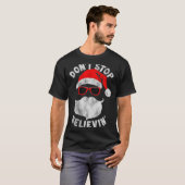 Don't Stop Believing Santa Cool Gles Christmas T-Shirt (Vorne ganz)