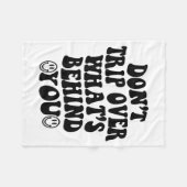 Don't Trip Over What's Behind You , Trendy Aesthet Fleecedecke (Vorderseite (Horizontal))