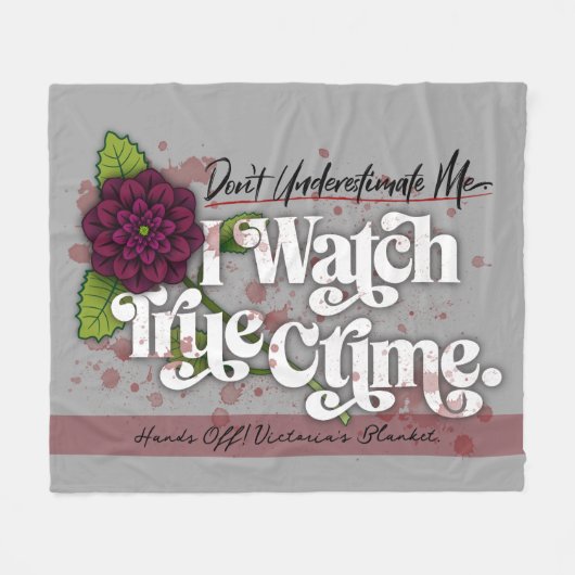 Don't Underestimate Me. I Watch True Crime.–Name Fleecedecke (Vorderseite (Horizontal))