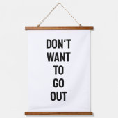 Don't Want To Go Out Minimalist B&W Quote Wandteppich Mit Holzrahmen (Vorderseite)