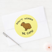 Don't Worry Be Capy, Capybara Happiness Pun Runder Aufkleber (Umschlag)