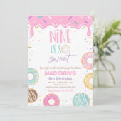 Donut 9. Geburtstagsparty Nine ist so süß Einladung (Stehend Vorderseite)