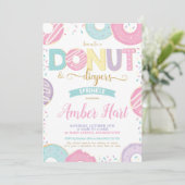 Donut and Diapers Sprinkle Baby Shower Girl Einladung (Stehend Vorderseite)