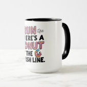 Donut auf der finish Line Funny Fitness Motivation Tasse (VorderseiteRechts)