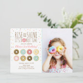Donut Birthday Party Einladung Rise und Shine (Stehend Vorderseite)