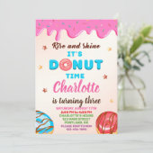 Donut Geburtstagseinladung Lila Sprinklen Party Einladung (Stehend Vorderseite)