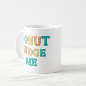 Donut Judge Me Funny Monogram Qoute Kaffeetasse (Vorderseite Links)