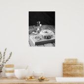 Donut Kuchen mit Eisglanz auf dem rustikalen Holzt Poster (Küche)