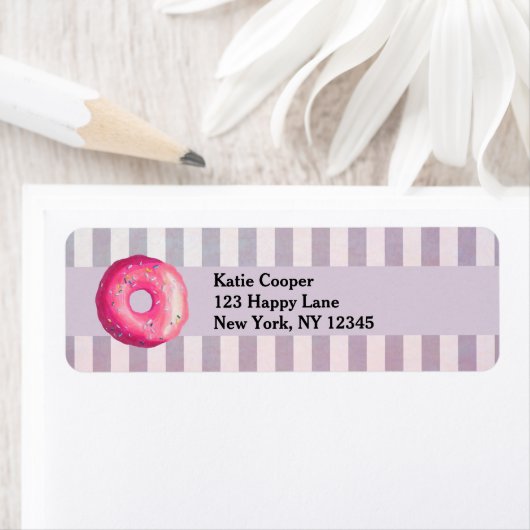 Donut mit rosa Zuckerguss und Sprinklen (Insitu)