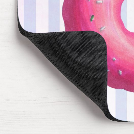 Donut mit rosa Zuckerguss und Sprinklen Mousepad (Ecke)