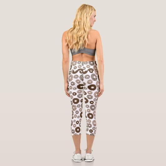 Donut Pattern, Chocolate Donuts, Karamel Donuts Capri Leggings (Rückseite)