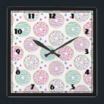 Donut Pattern Niedlich farbenfroh Quadratische Wanduhr<br><div class="desc">Eine Uhr mit einem köstlichen,  lustigen Muster. Illustration von pastellrosa und grünen Donuts mit Sprinklen und Vereisung.</div>