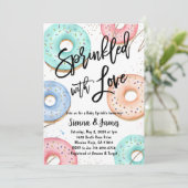 Donut Sprinkle Babydusche, mit Liebe gesprinkt Einladung (Stehend Vorderseite)