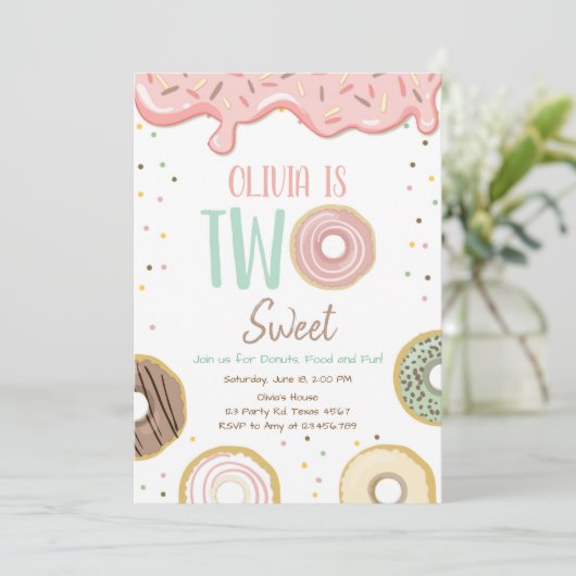 Donut Two Sweet Pink Doughnut Girl Birthday Party Einladung (Stehend Vorderseite)