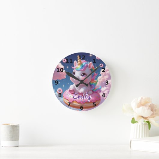 Donut Unicorn Wall Clock - bearbeitbarer Name Runde Wanduhr (Zuhause)