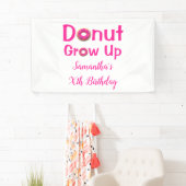 Donut wächst zum Geburtstag auf Banner (Insitu)