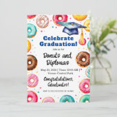 Donuts and Diplomas - Dekoration der Graduierungsp Einladung (Stehend Vorderseite)