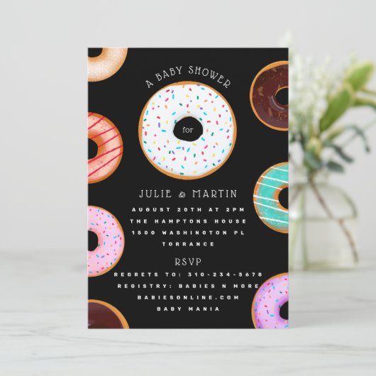 Donuts Black Baby Shower Einladung (Stehend Vorderseite)