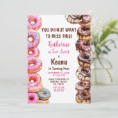 Donuts Brother und Schwester Gemeinsame Geburtstag Einladung (Stehend Vorderseite)