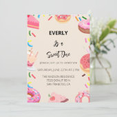 Donuts erste Geburtstagsparty Einladung (Stehend Vorderseite)