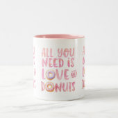 Donuts und Liebe Zweifarbige Tasse (Mittel)