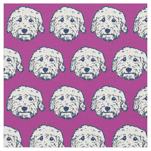 Dooddog-Stoff auf lila Stoff (Nahaufnahme)