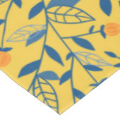 Doodle-Blume in blau und gelb Tischdecke (Schrägansicht)