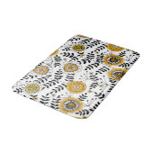 Doodle-Blume und -Blätter in Gelb und Schwarz Badematte (Schrägansicht)