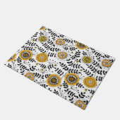 Doodle-Blume und -Blätter in Gelb und Schwarz Fußmatte (Schrägansicht)