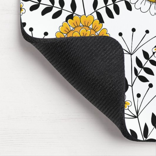 Doodle-Blume und -Blätter in Gelb und Schwarz Mousepad (Ecke)