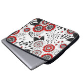 Doodle-Blume und -Blätter in Rot und Schwarz Laptopschutzhülle (Vorne Knopf)
