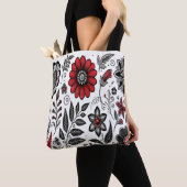 Doodle-Blume und -Blätter in Rot und Schwarz Tasche (Von Nahem)